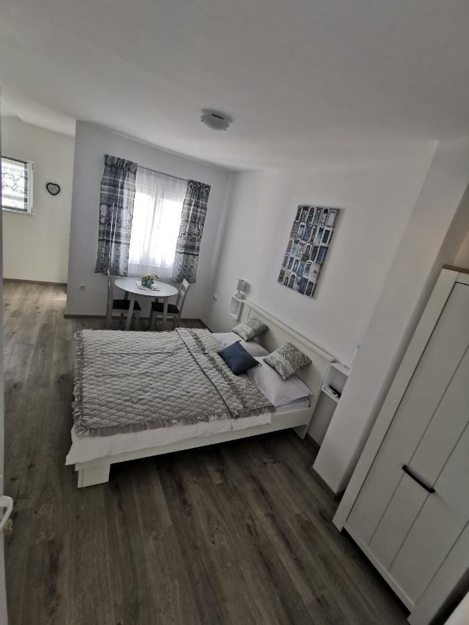 Apartmani Mila Starigrad Paklenica Exterior foto