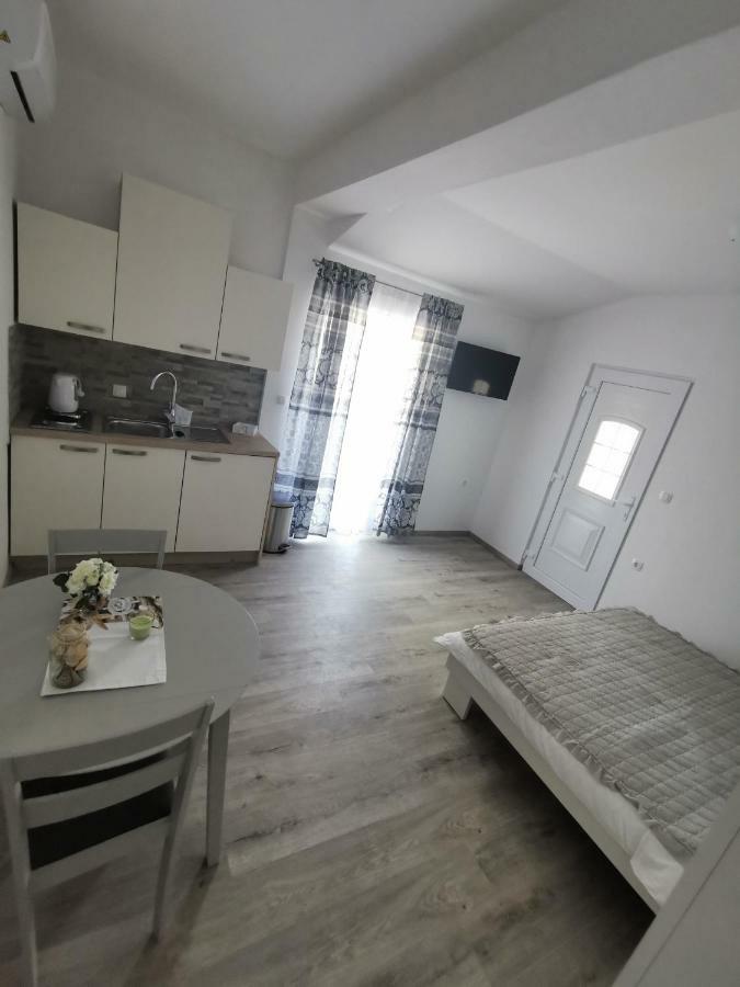 Apartmani Mila Starigrad Paklenica Exterior foto